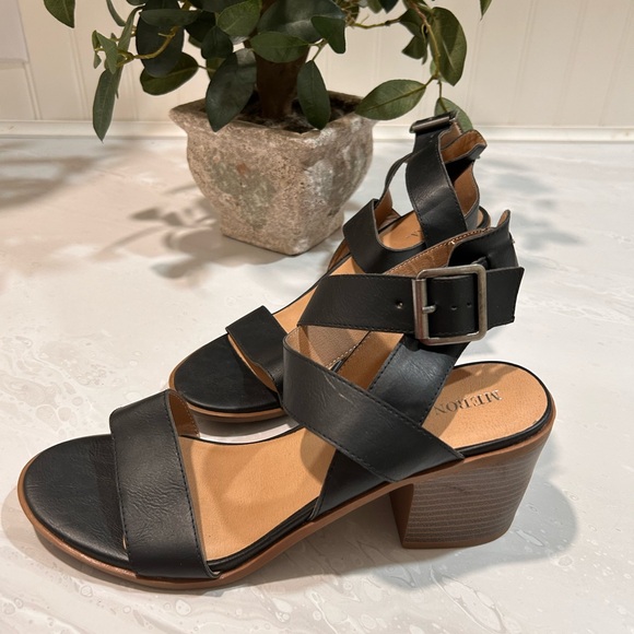Woman’s strappy sandal - Picture 4 of 5